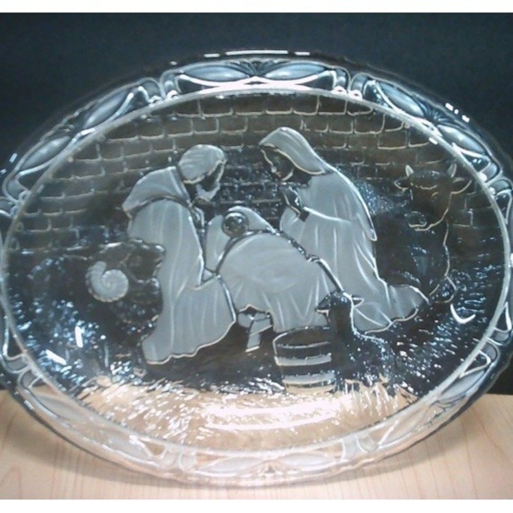 New In Box Mikasa Celebrations Nativity Plaque Complete W/ Display Stand